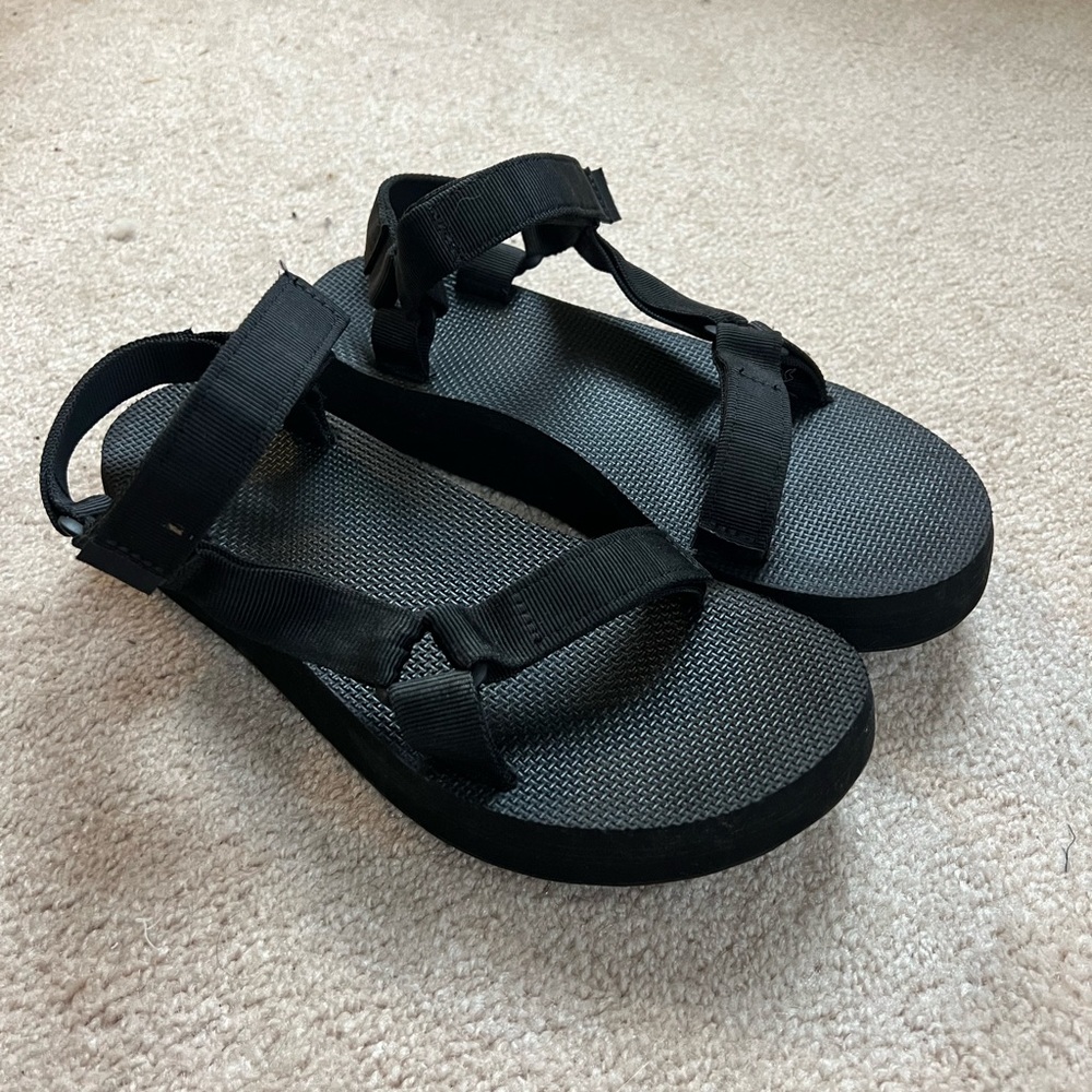 black teva, one inch platform